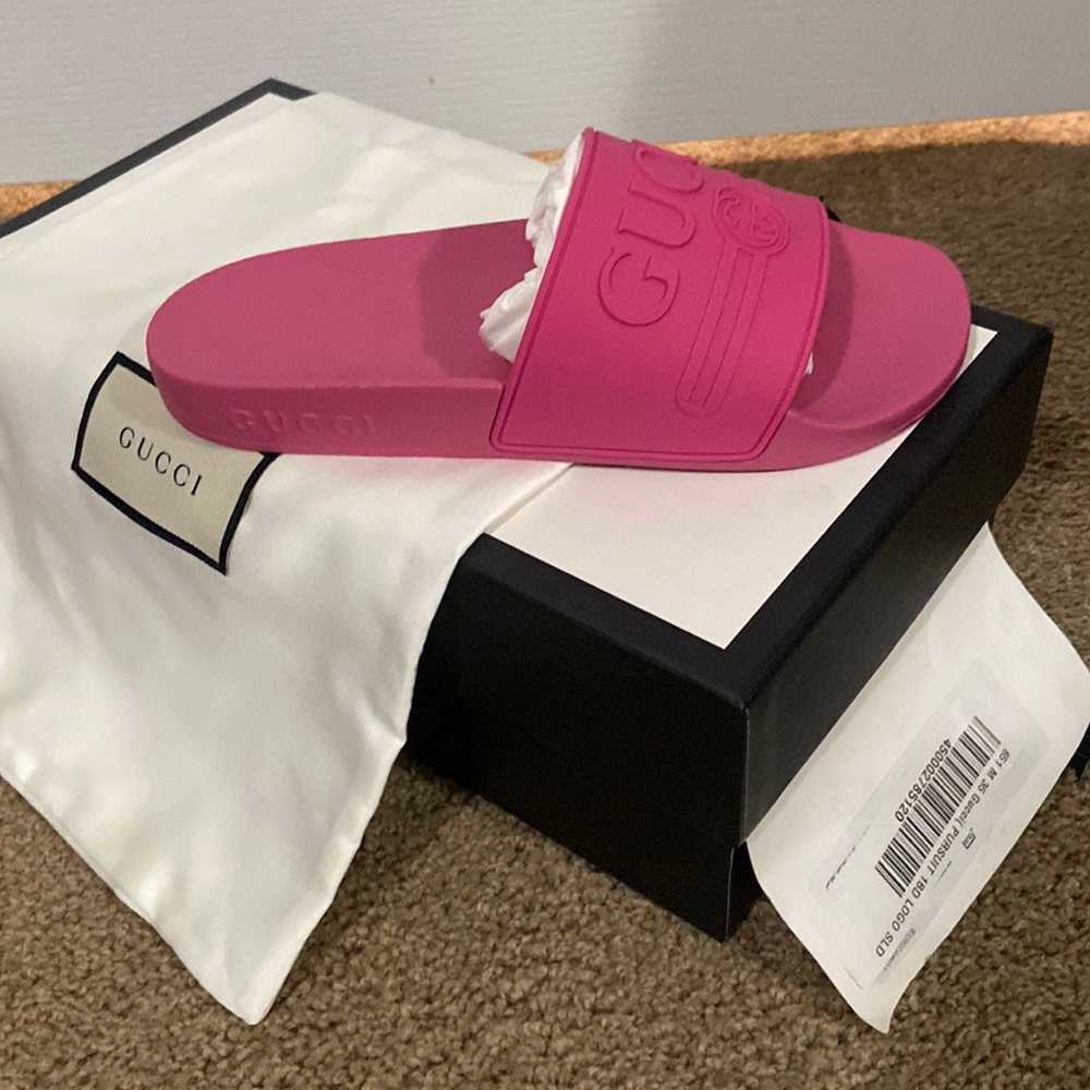 Gucci pink slides,